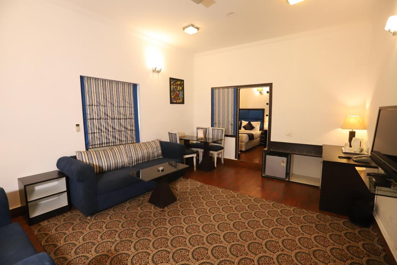 Hotel Capitol Hills - Greater Kailash Delhi Nova Deli Exterior foto